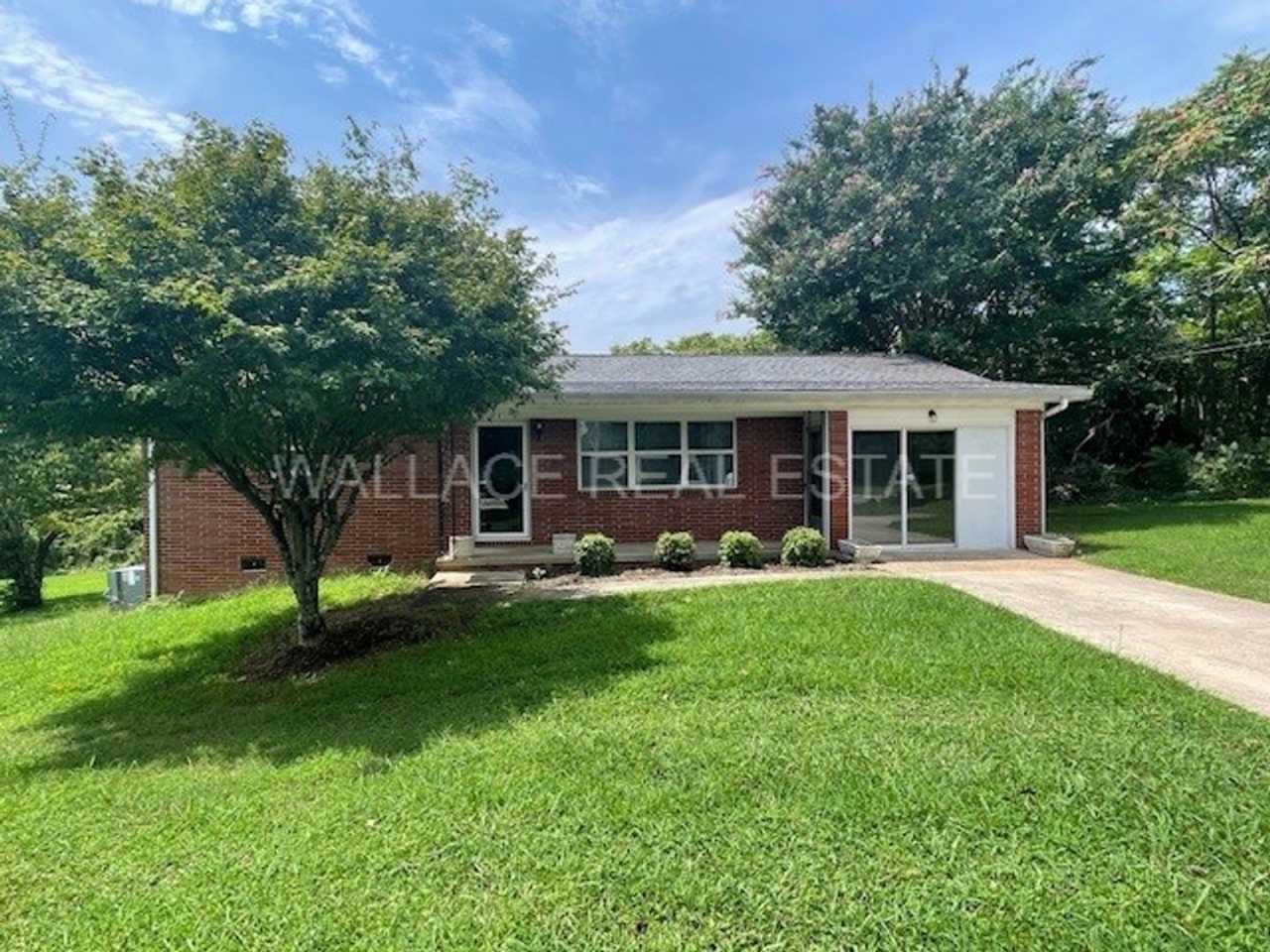 NO STEPS...RANCHER HOME LOCATED IN FARRAGUT!!!