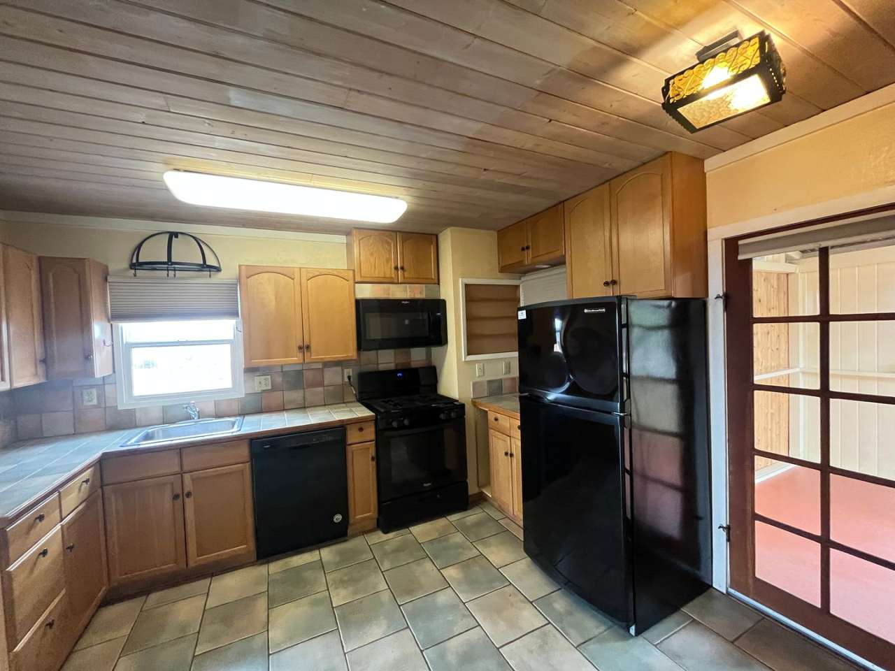 Local Gem with a View of the Rock, Clean and Comfy Home!