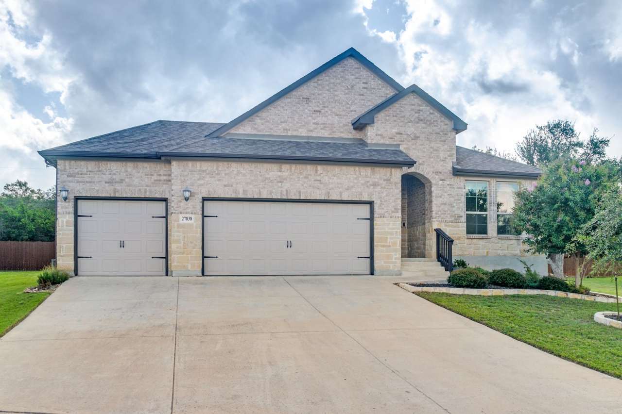 LUXURY SINGLE-STORY HOME IN VALENCIA PARK