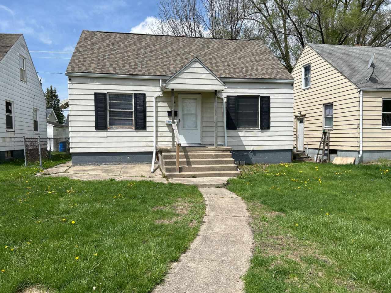 ** Move IN Special ** 3-Bedroom, 1-Bathroom Home – 445 S Sheridan St, South Bend – $1,225/Month