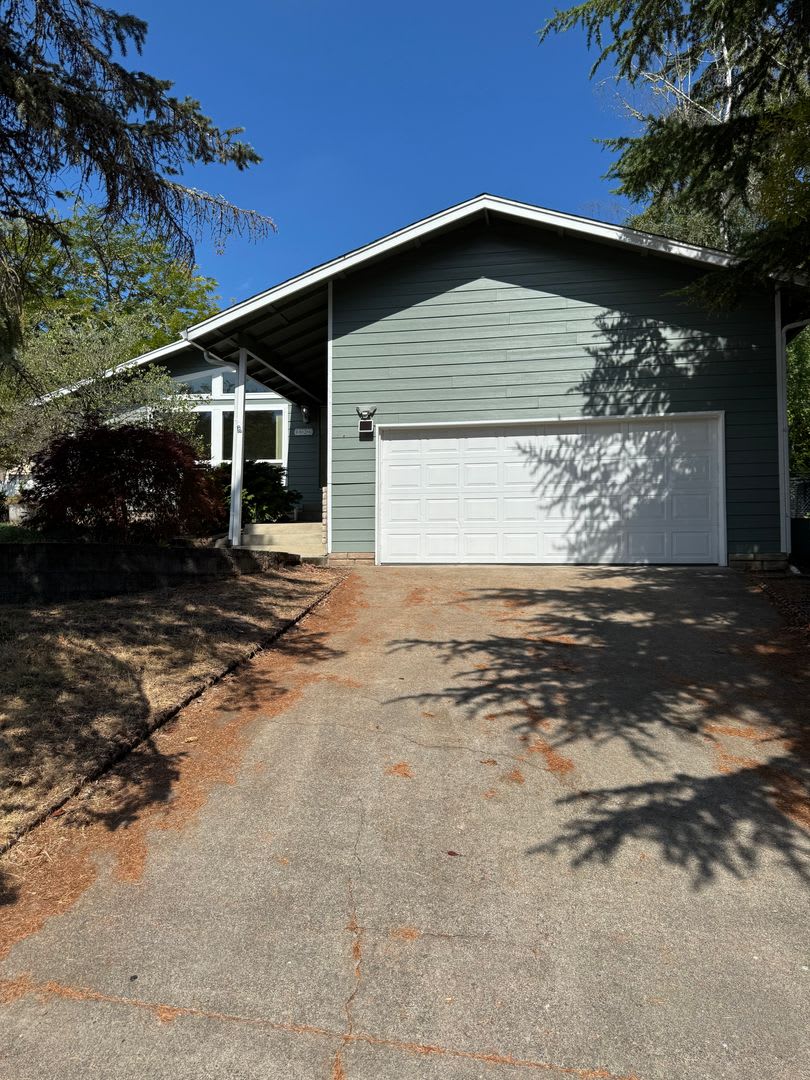 East Roseburg 3-Bedroom, 2-Bath close to Eastwood School