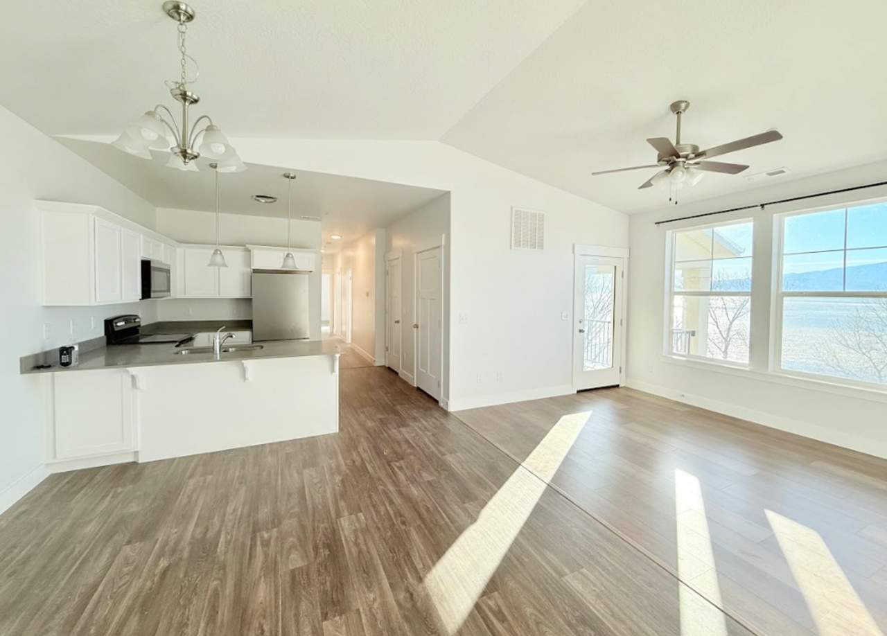 Gorgeous Condo in Vineyard!