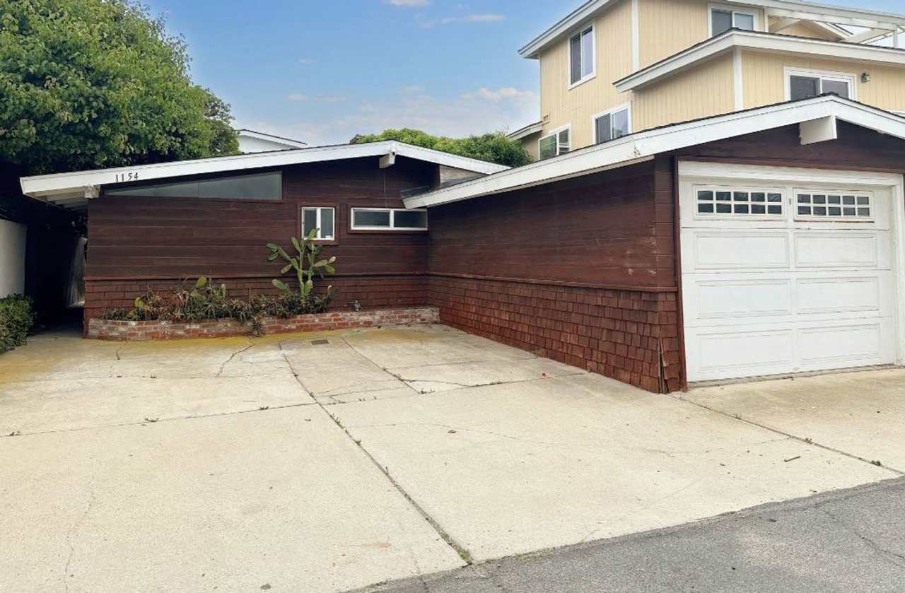 Steps to sand at Pierpont Lanes