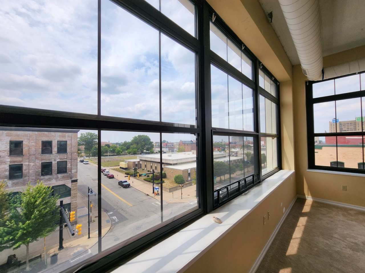 Downtown Luxury Condo in a Newly Renovated Building. High Rise Views of the City