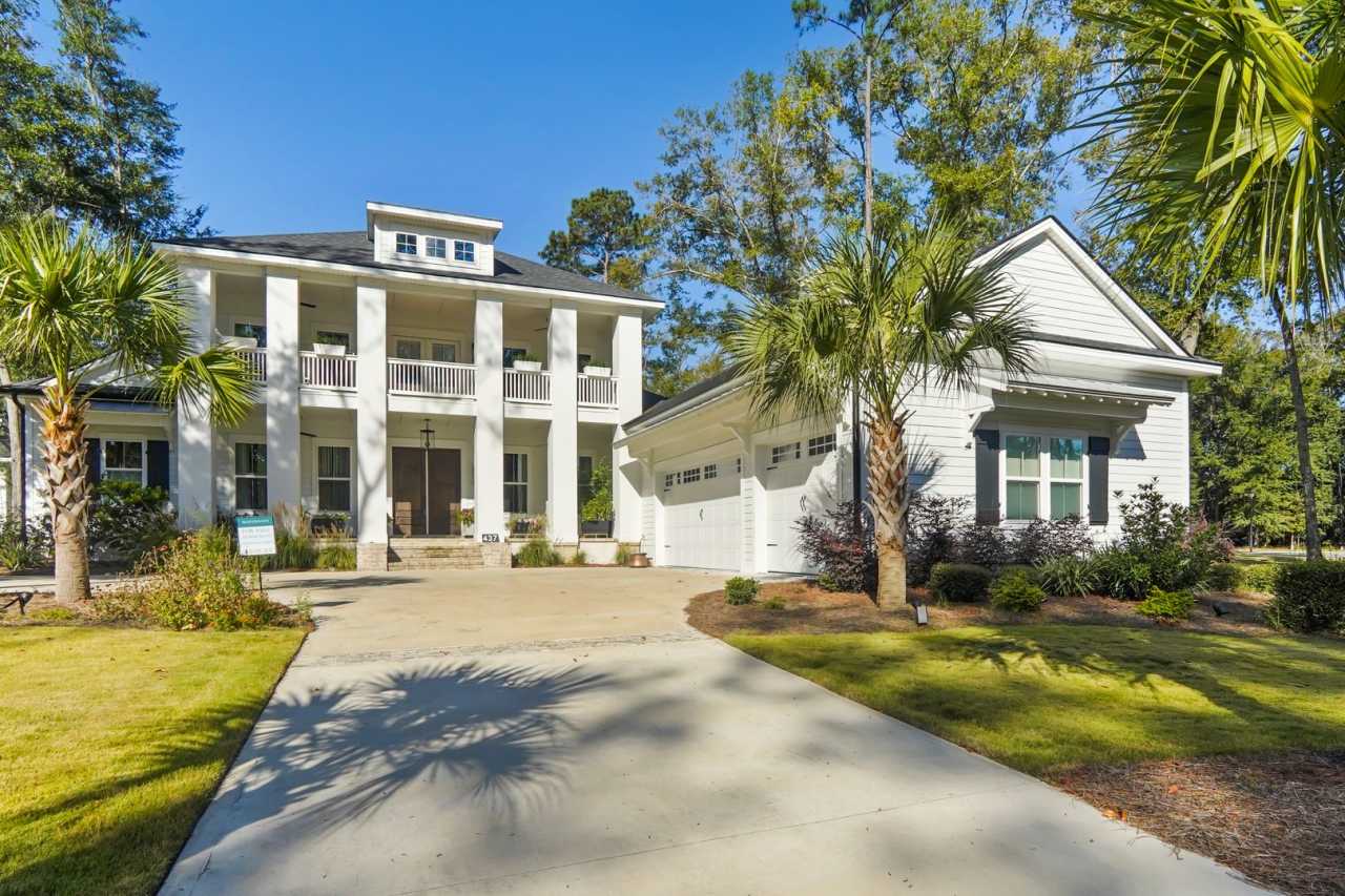 Pool/ Waterfront/ Custom Home in Waterways!