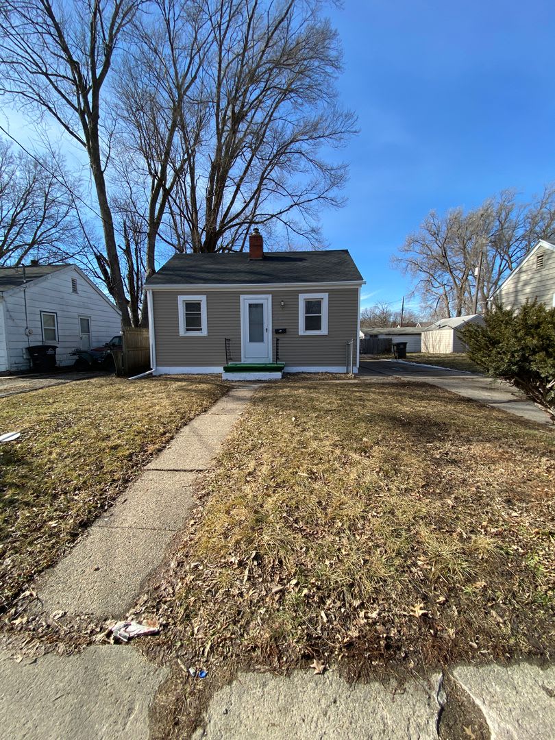 Cozy 1 Bedroom for Rent - Fenced in Yard and 1 Stall Garage