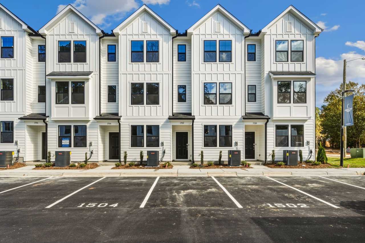 **SPECIAL OFFER - FIRST MONTHS FREE*** New Build Just Minutes to North Hills  Downtown!