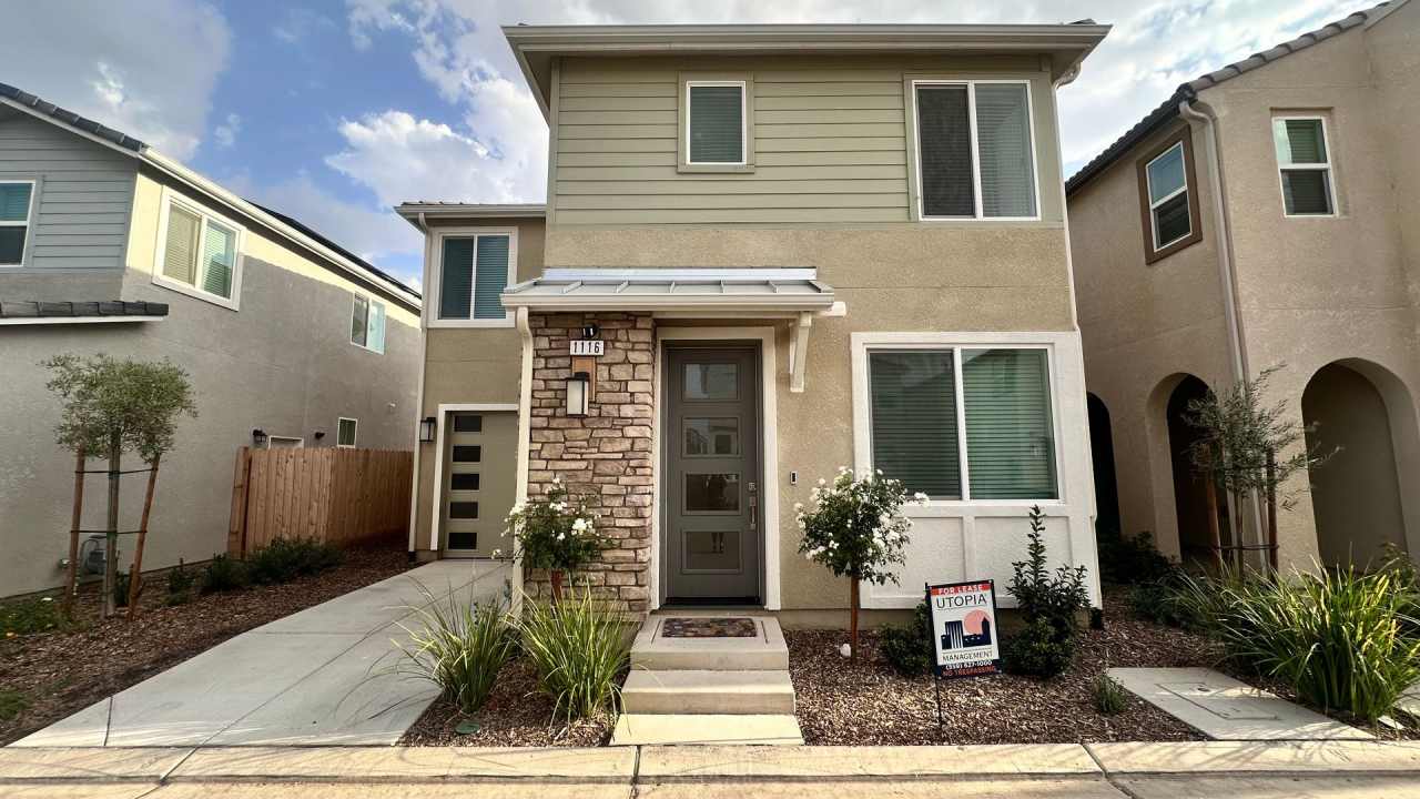 $300 - MOVE IN SPECIAL - Must See! 3 bedroom, 2 bathroom located in Beautiful Maderaa