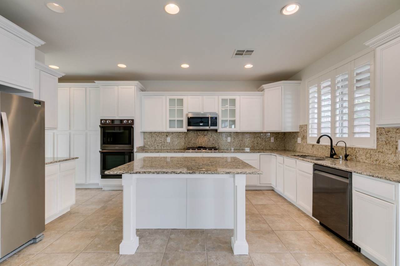 Spacious 5-Bedroom Mountain’s Edge Home with Loft  3-Car Garage