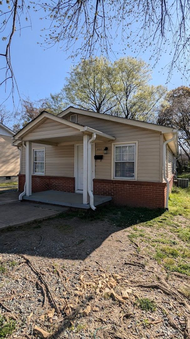 Charming 3-Bedroom Home in the Heart of Greensboro – 907 Bennett St
