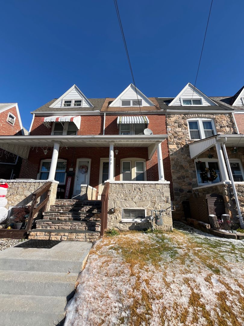 Large, well-maintained 4-bedroom, 1-bathroom row home