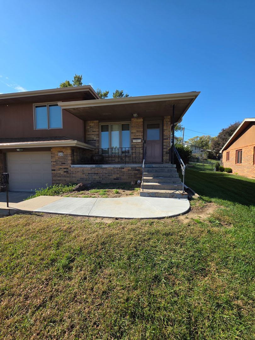 Spacious 3 Bedroom Duplex! Available Now!