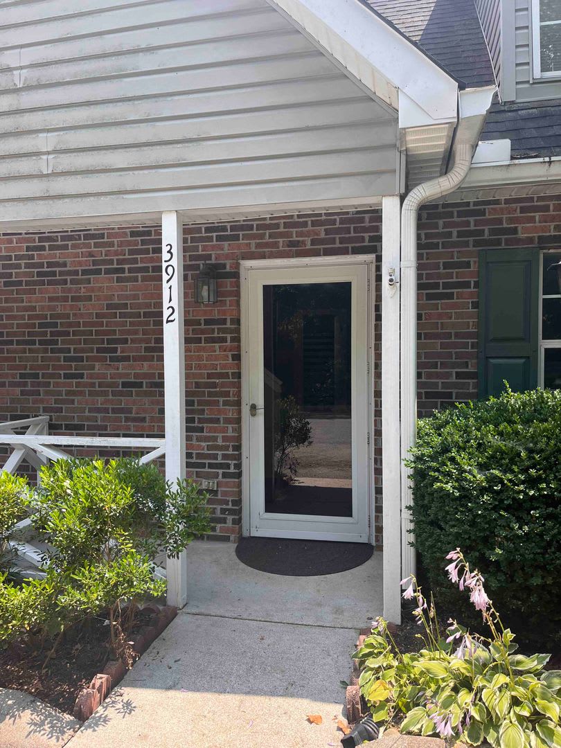 Knoxville 37918 - 2 bedroom, 2 bath townhome - Contact Susan Niedergeses (865)300-4722