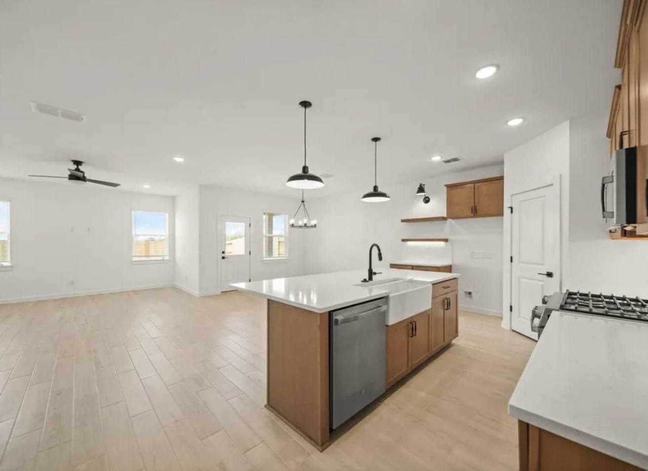 Newly constructed 3BR House beside Angel Lagoon in Dayton