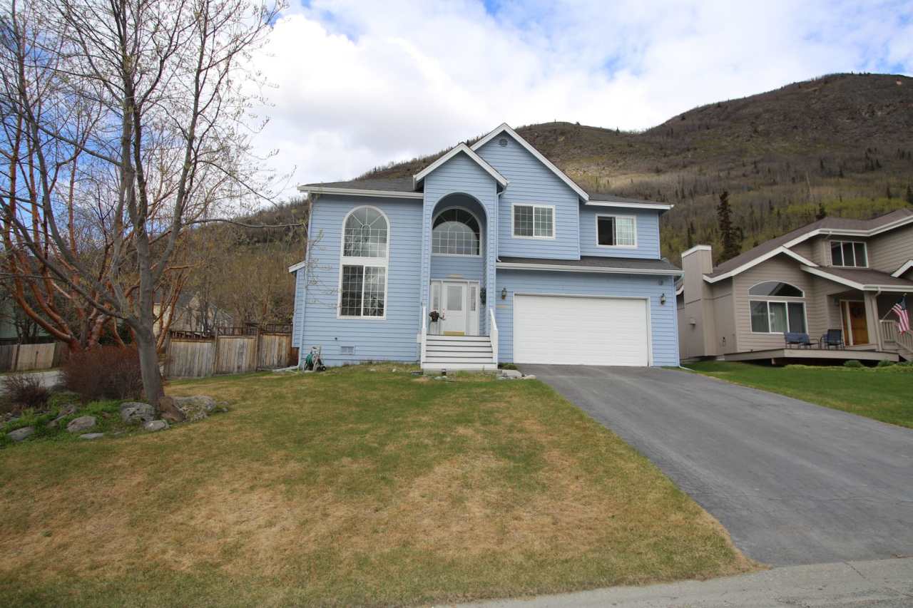Beautiful 4 Bedroom Eagle River Home!