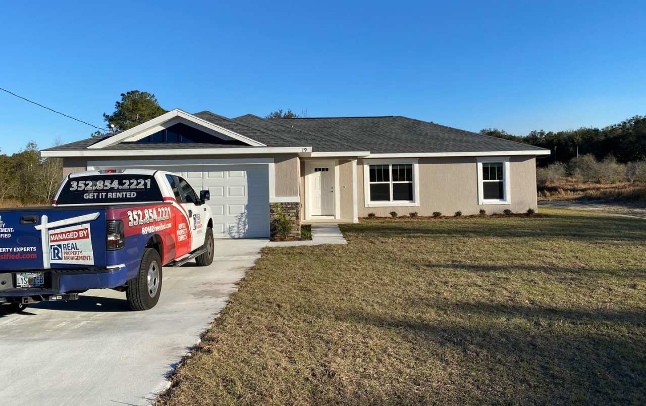 Available December 15th.....Custom Home - Desirable SE Ocala Neighborhood 3/2/2 **WON'T LAST**