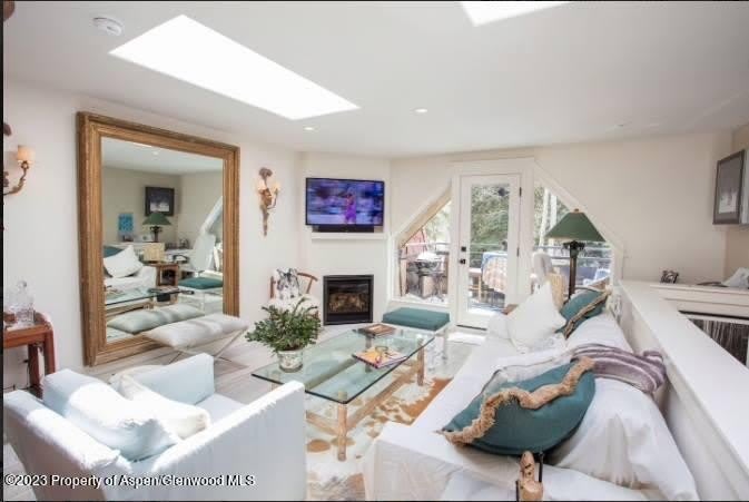 108 W Hyman Avenue unit: 7