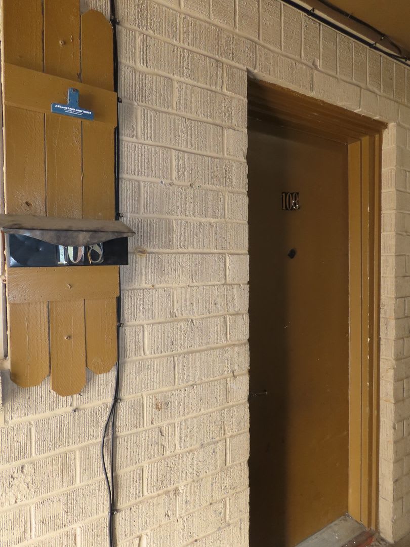 Cozy Two Bedroom One Bathroom Corner Apartment!