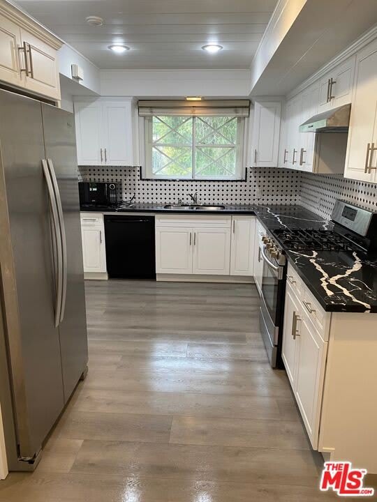 1712 BENEDICT CANYON Dr