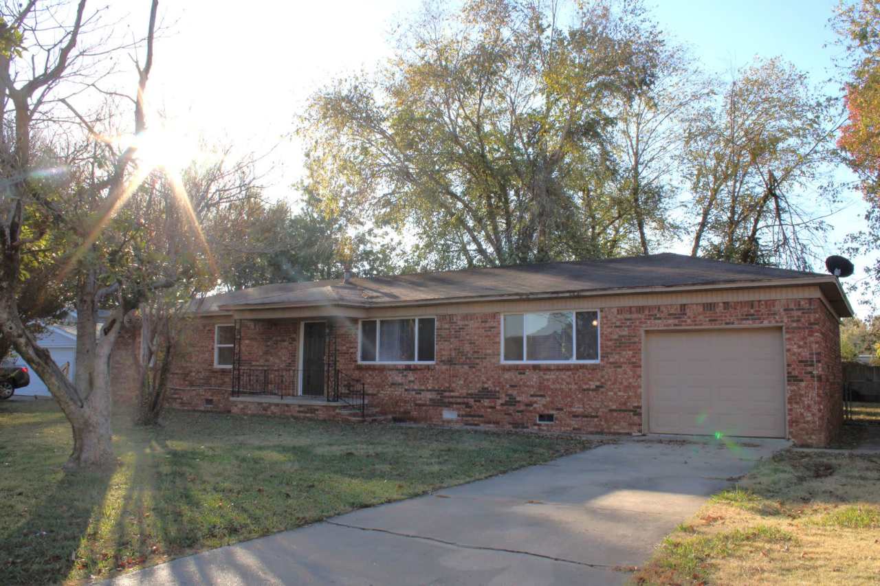 4 BEDROOM HOUSE BY ELEMENTARY SCHOOL*