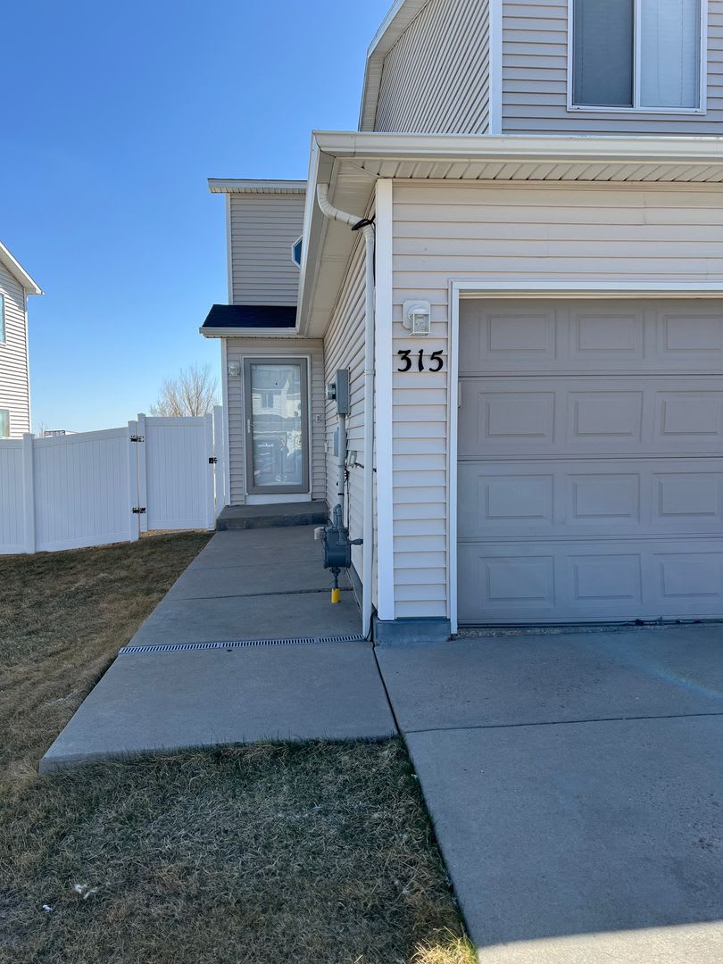 3 BEDROOM, 2.5 BATHROOM SOUTHPARK TWINHOME WITH 2 CAR ATTACHED GARAGE