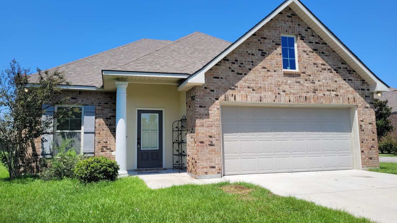 3 Bedroom 2 Bath in Ascension-$500 off 1st month with 30 day move in!!