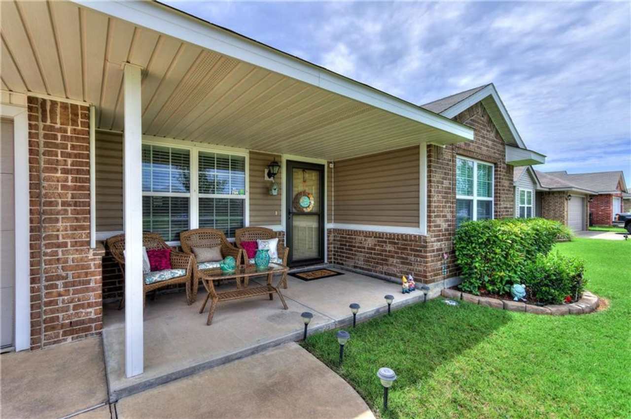 Available for Showing Now! 18-Month Lease Offer!! ***SPECIAL 50% OFF 1ST FULL MONTH'S RENT ~ IF 18-MONTH LEASE SIGNED*** Charming 4 bedroom 2 bath only minutes from Tinker AFB!