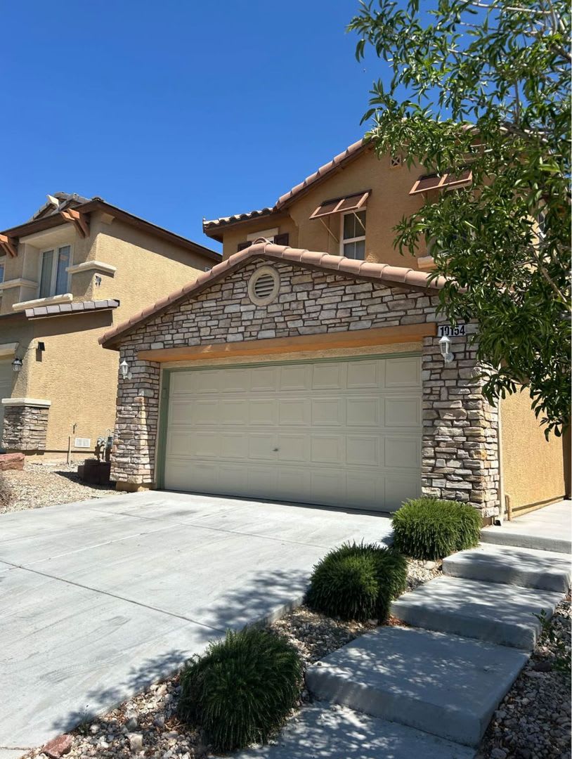 SW!!! OVER 2000 SQ FT!!! New Carpet!!! New Flooring!!! Freshly Painted!!! 4 bed 3 bath!!! Low Maintenance Desert landscape Front and back!!!