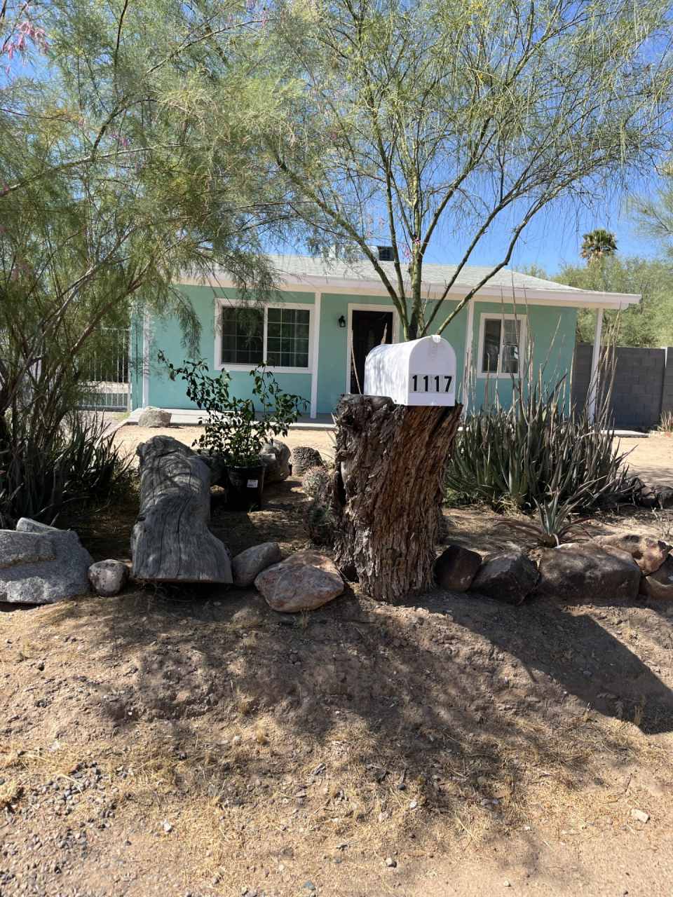 1117 E Sunnyslope Ln