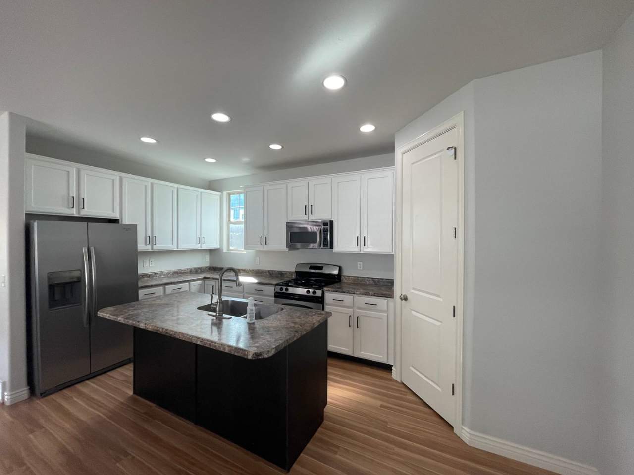 Beautiful 5 Bedroom Home in Daybreak