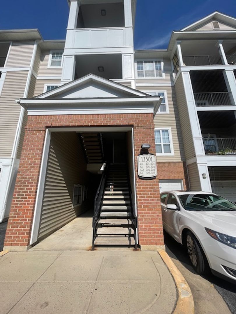 LOVELY TOP LEVEL CONDO IN GERMANTOWN