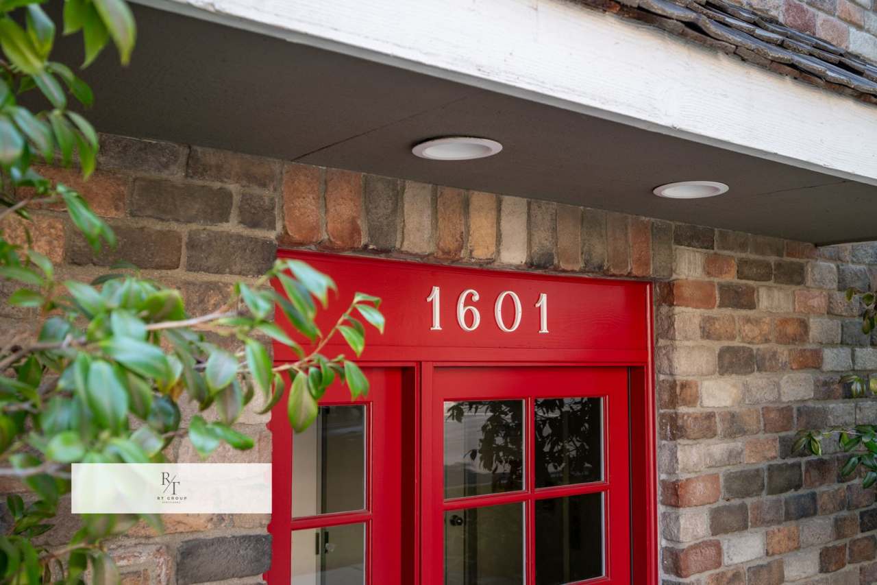 Beautiful 2 bedroom 2.5 bath condo in West LA, Near UCLA. Washer and Dryer in unit, 2 Car Garage.