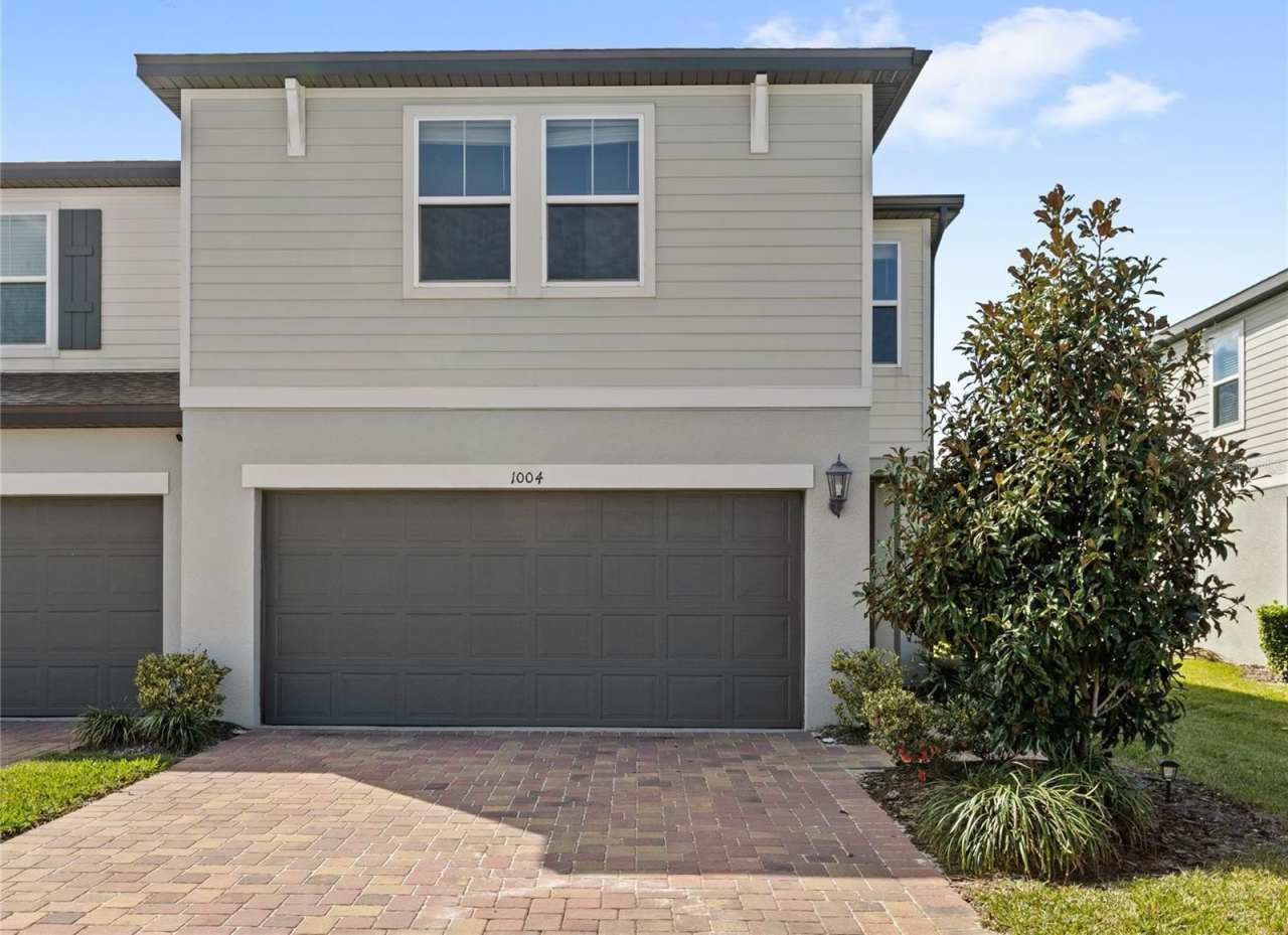 1004 ROBIN HOLLY STREET