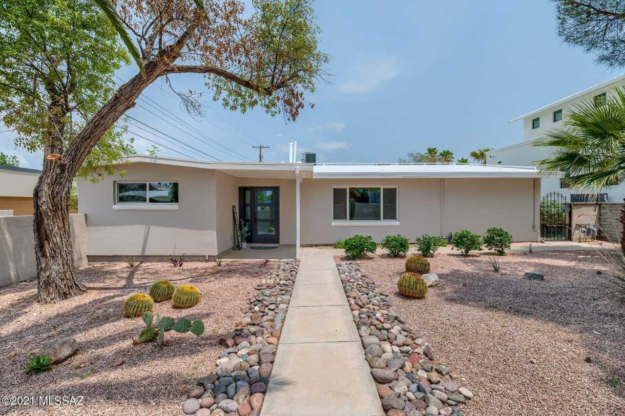 PRELEASE AUGUST 2026 - Charming Mid Century home