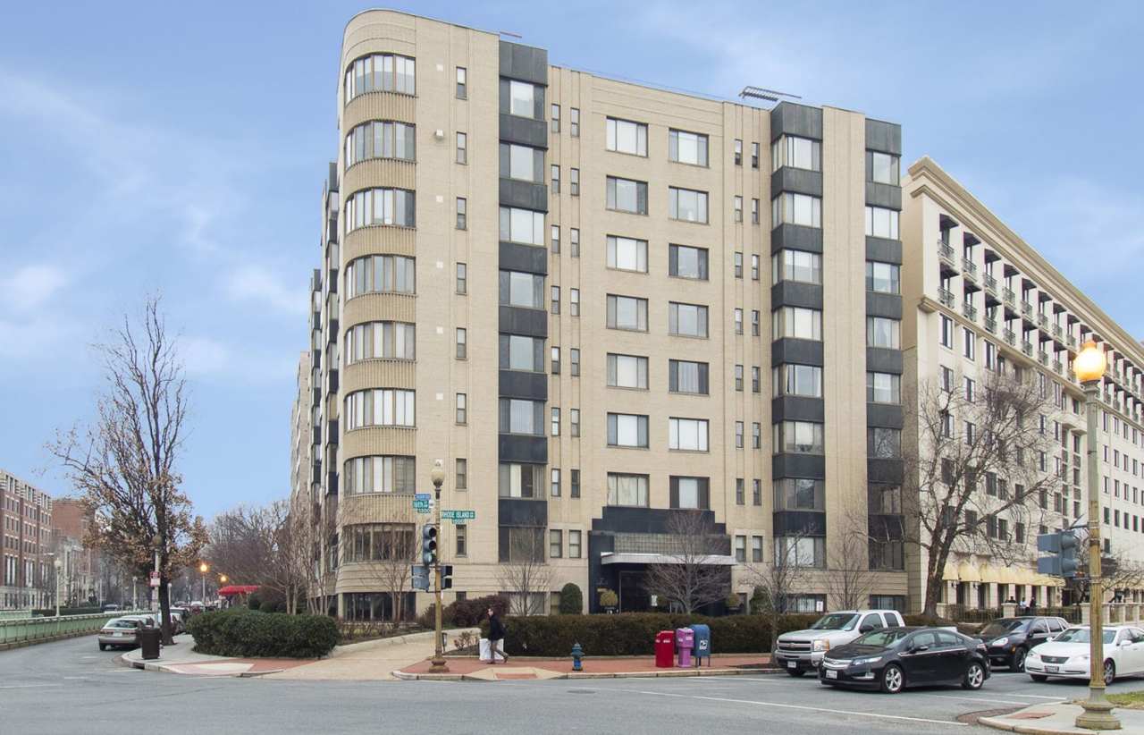 FREE RENT! Spectacular Scott Circle Solarium Studio Dupont-Logan