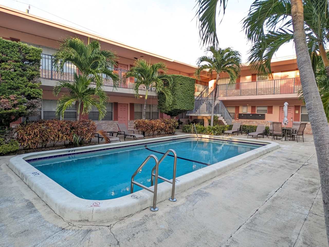 2451 NE 49th St Apt 104