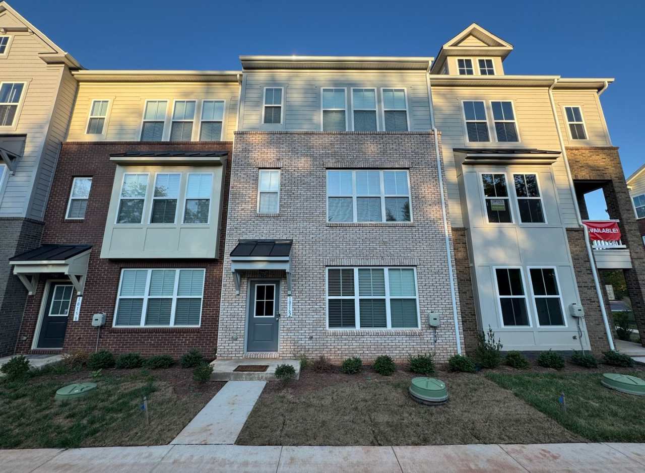 Modern 4 Bed 3.5 Bath Interior Townhome In Manassas City