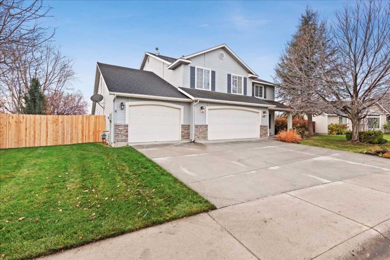 Beautiful NW Meridian Home with Privacy and Community Amenities