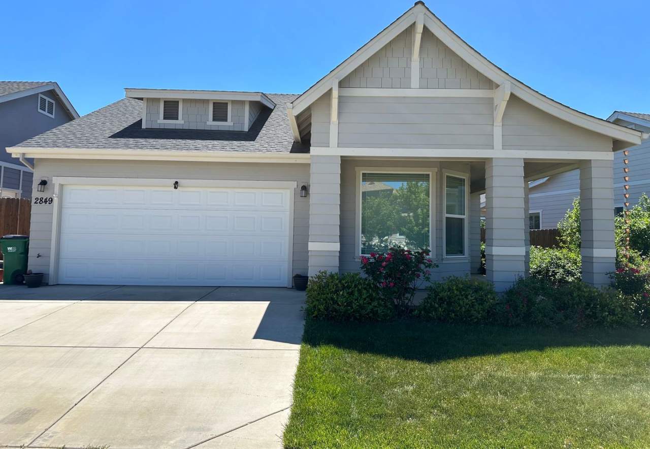 Contemporary Comfort: Discover Your Ideal Haven in This Stylish 3/2 Home!