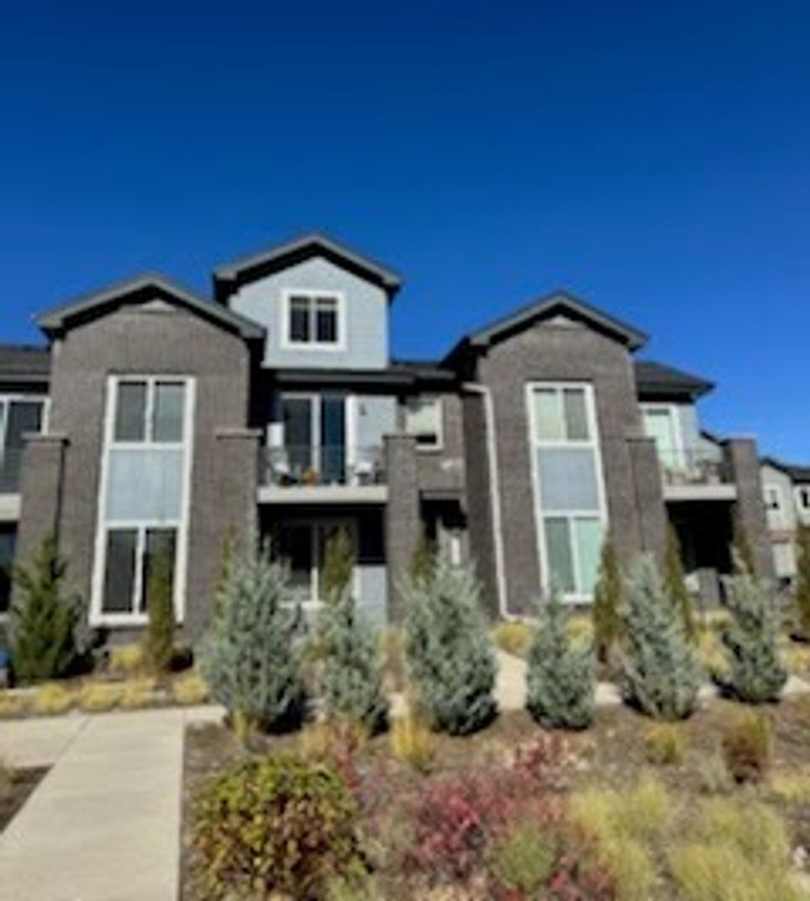 One-Month Free!! Modern Townhouse with Breathtaking Views – Prime Location!