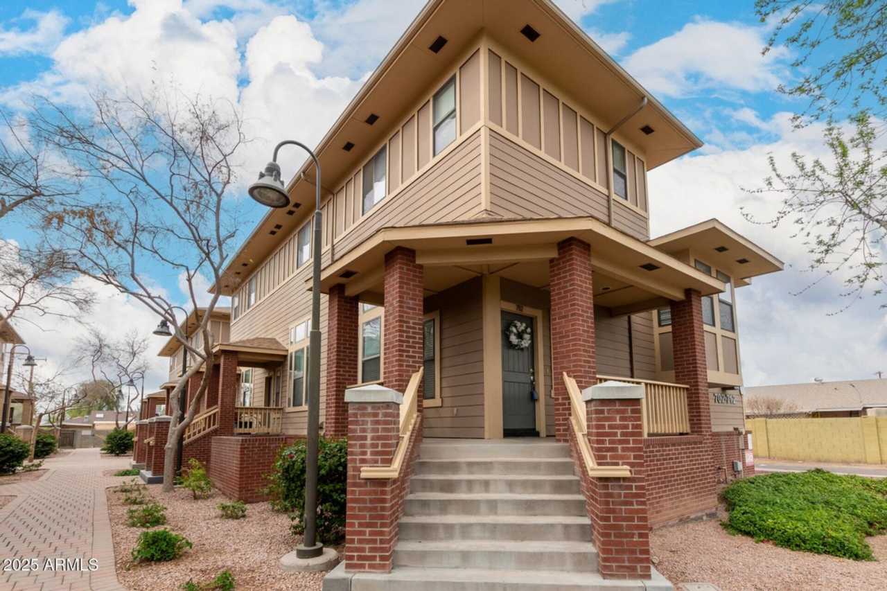 CUTE TOWNHOME AVAILABLE NOW NEAR TEMPE TOWN LAKE!!!
