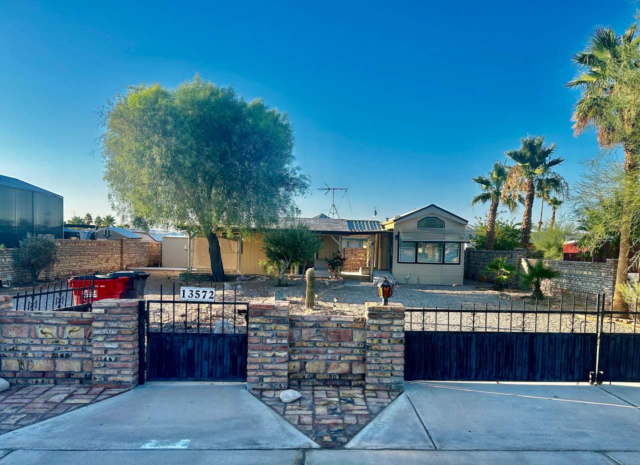 Spacious Park Model with Casita and Mountain Views!