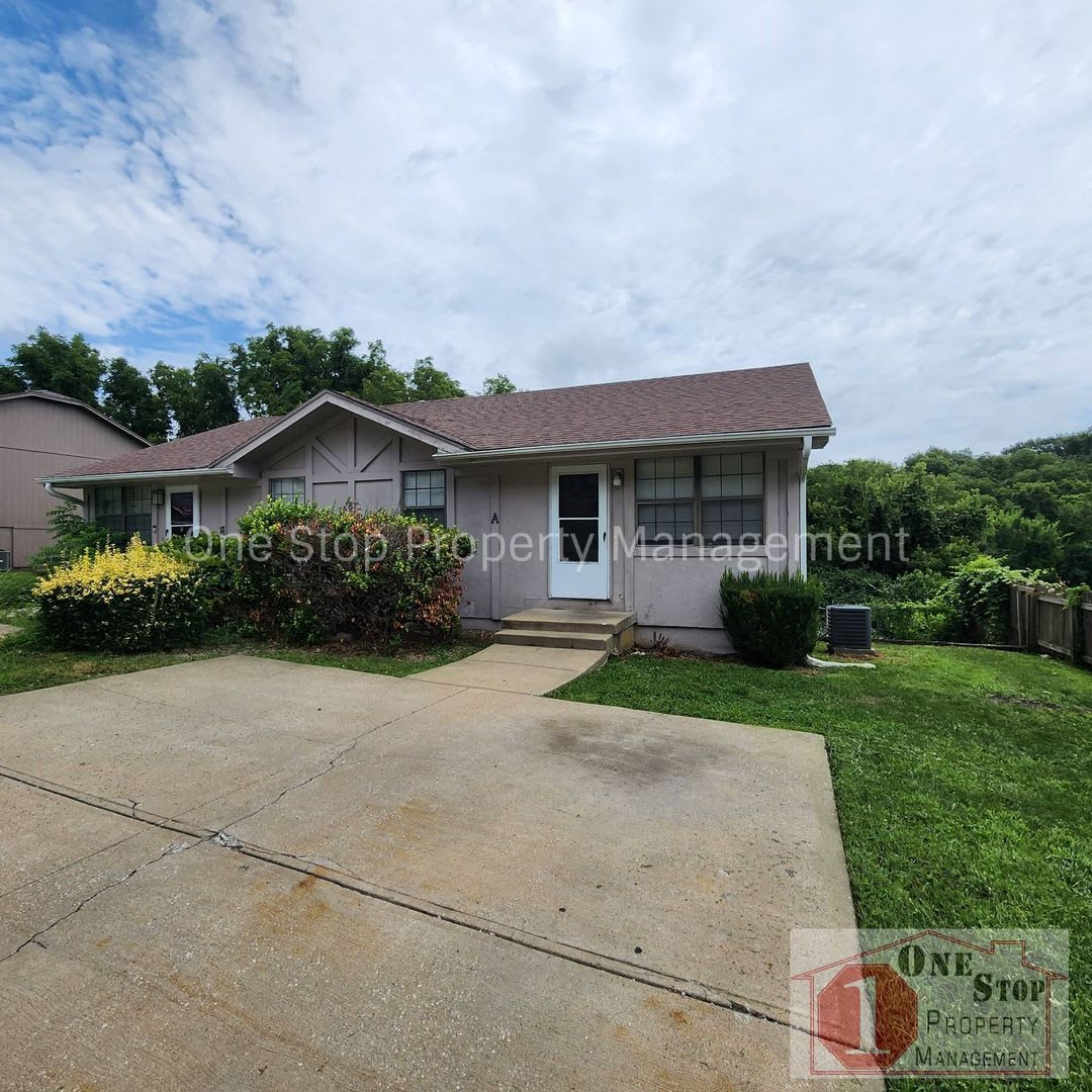 3 bedroom, 2 bathroom duplex in Lee's Summit, MO!!