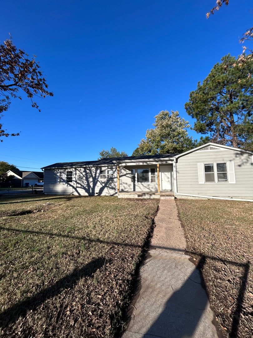 3 BED, OFFICE + MUD ROOM HOME FOR RENT