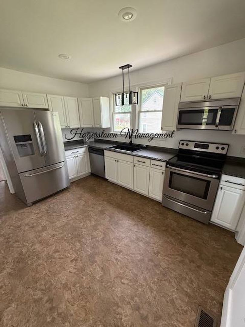 BEAUTIFUL HOME ON W OAK RIDGE