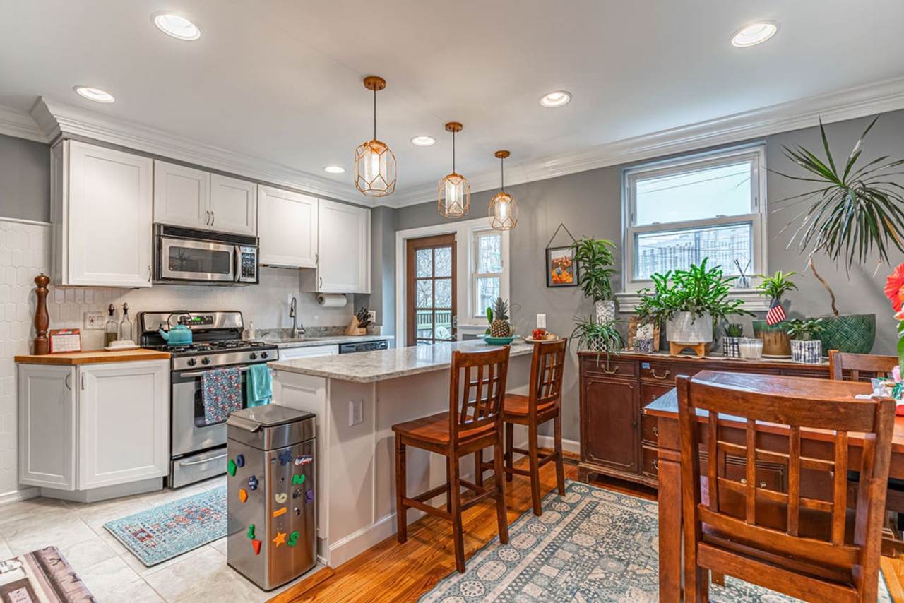 Gorgeous 3 Level Townhouse Near Old Town with Walking Distance to Restaurants and Braddock Metro!