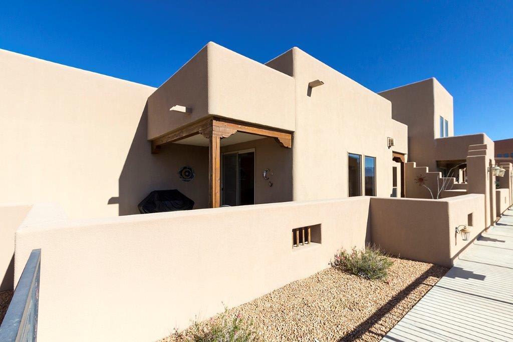 Nice Townhome in gated community with pool access!