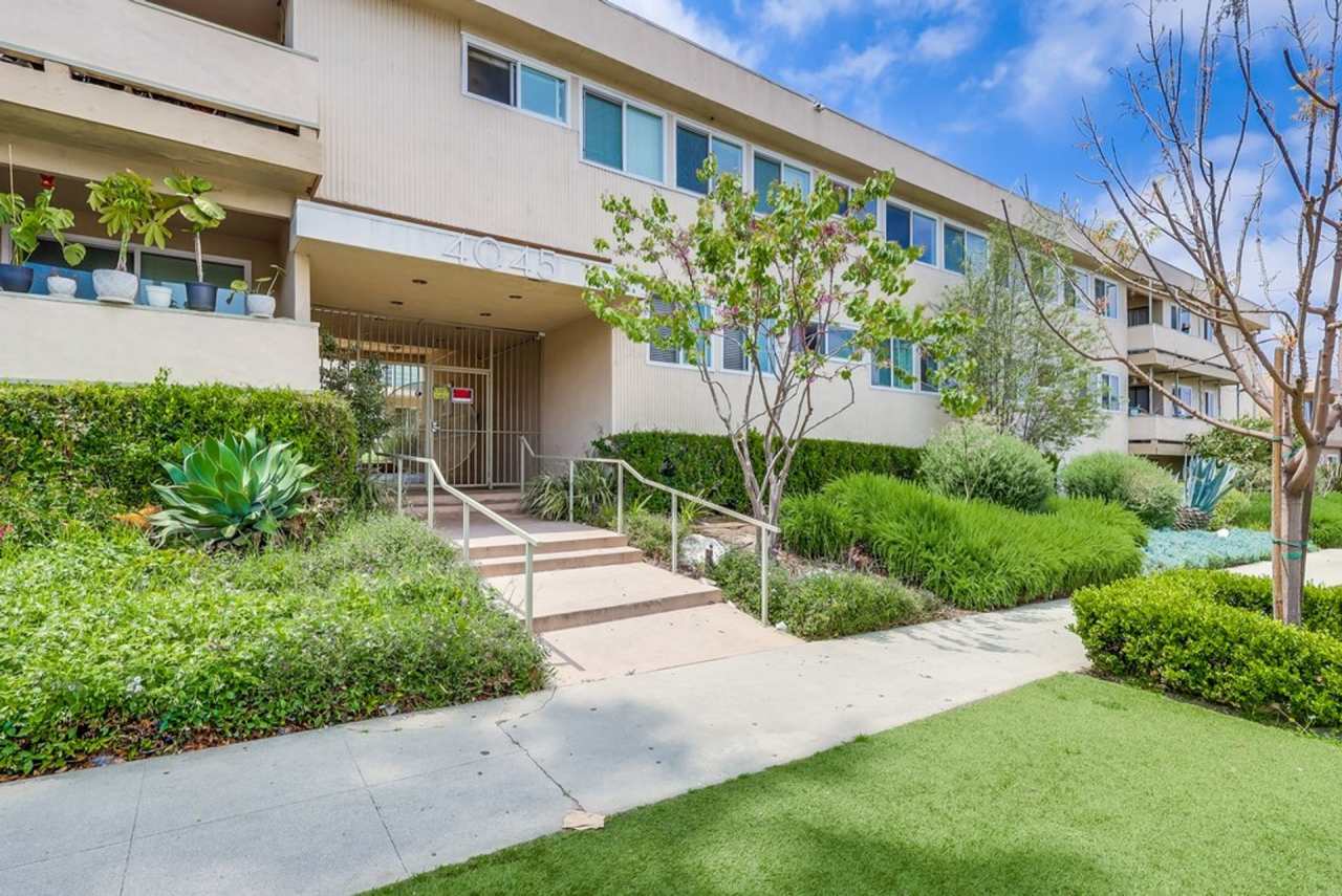 Baldwin Hills Apartment Living – Convenient, Connected, Comfortable!