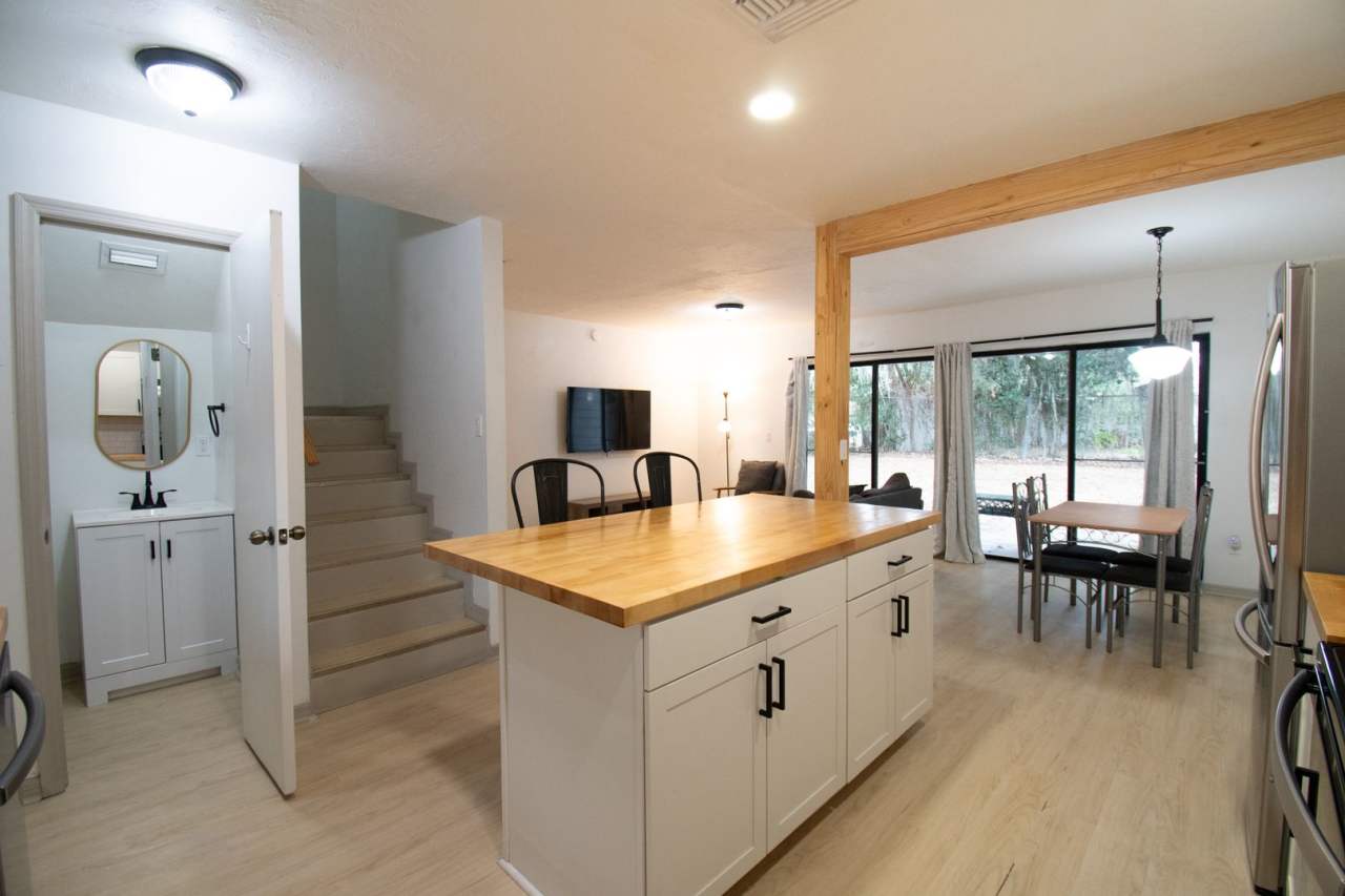 Pet Friendly! 1058 SW 6th Dr - Unit A