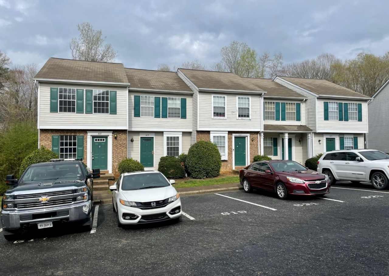 Must see this beautiful 3 bedroom, 2 bath end unit Townhouse | Located in University City South